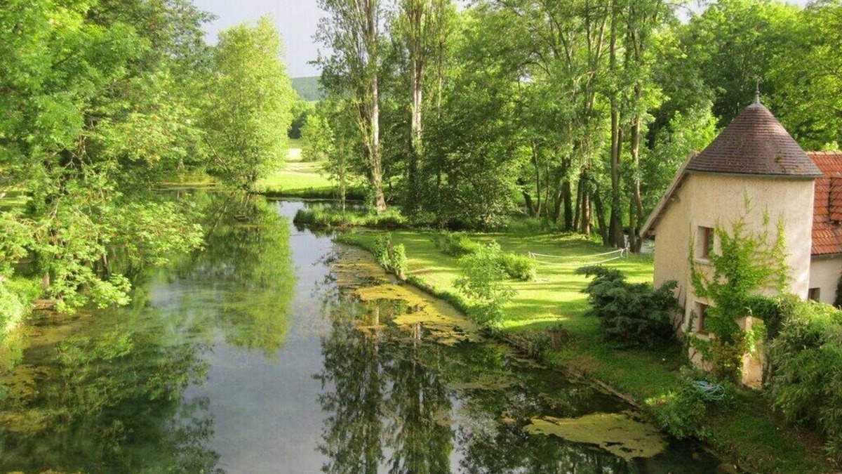 Accolay Cottage | Near Chablis, on the property of a 18C watermill with heated swimming pool