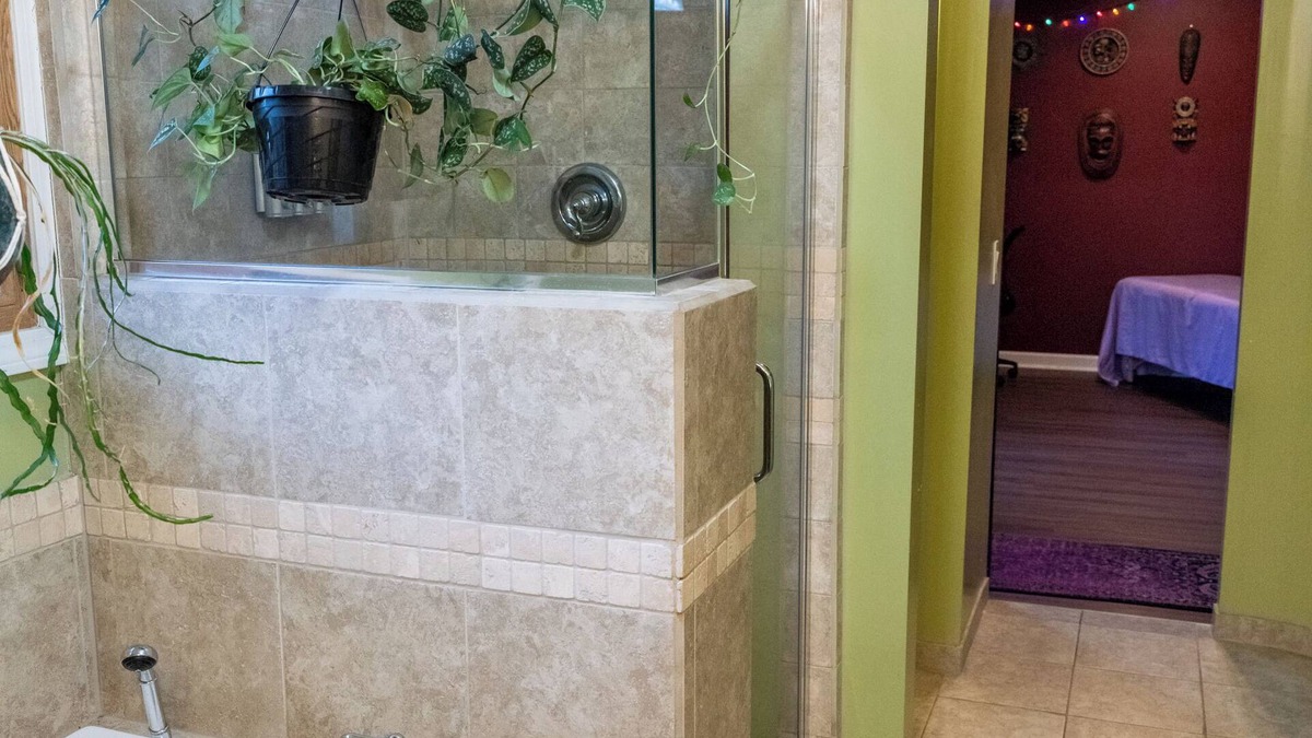 Mount Pleasant House | Near CMU and casino with Hot Tub, gym, fireplace