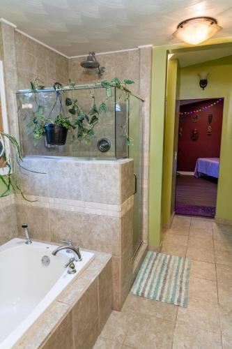 Mount Pleasant House | Near CMU and casino with Hot Tub, gym, fireplace