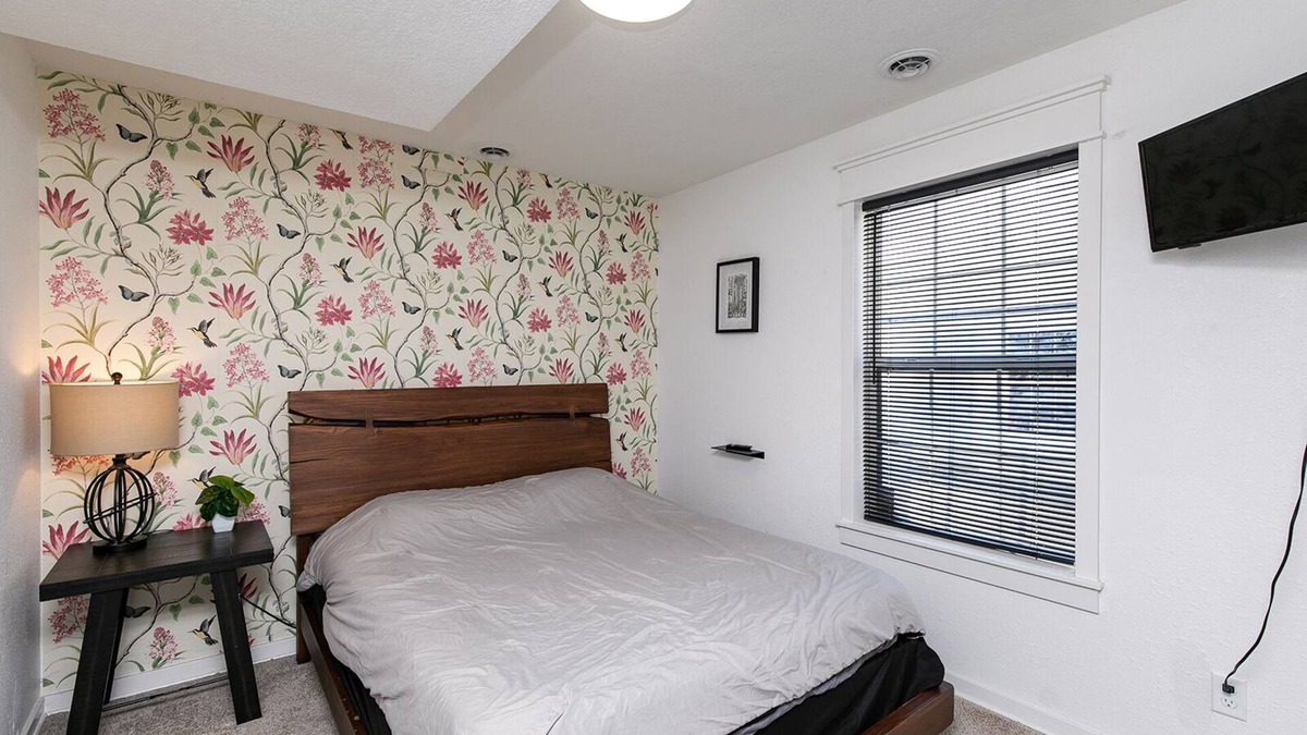 Des Moines House | Near Downtown ~ Fun backyard ~ Pet Friendly ~ 3 BDRM