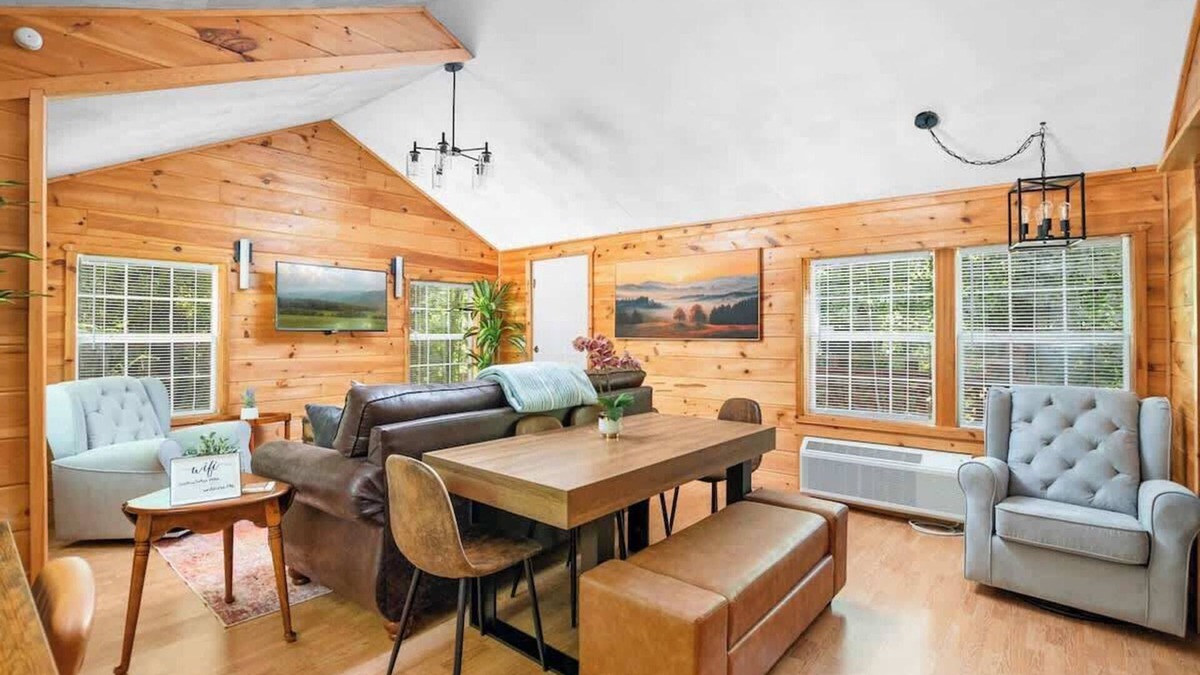 Gatlinburg Cabin | Near Downtown Gatlinburg/Cozy