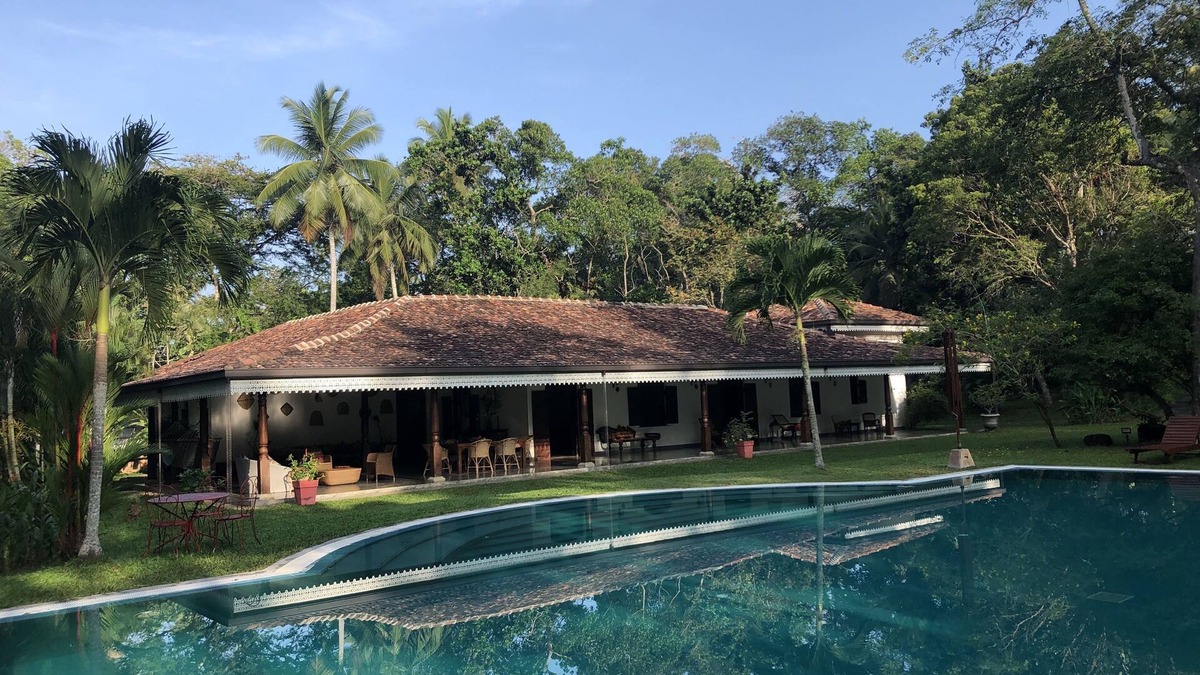 Unawatuna Villa | Near Galle, recent colonial house, 3 bedrooms, large swimming pool in the park