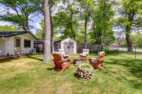 Breezy Point House | Near Golf and Pelican Lake Log Cabin with Deck!