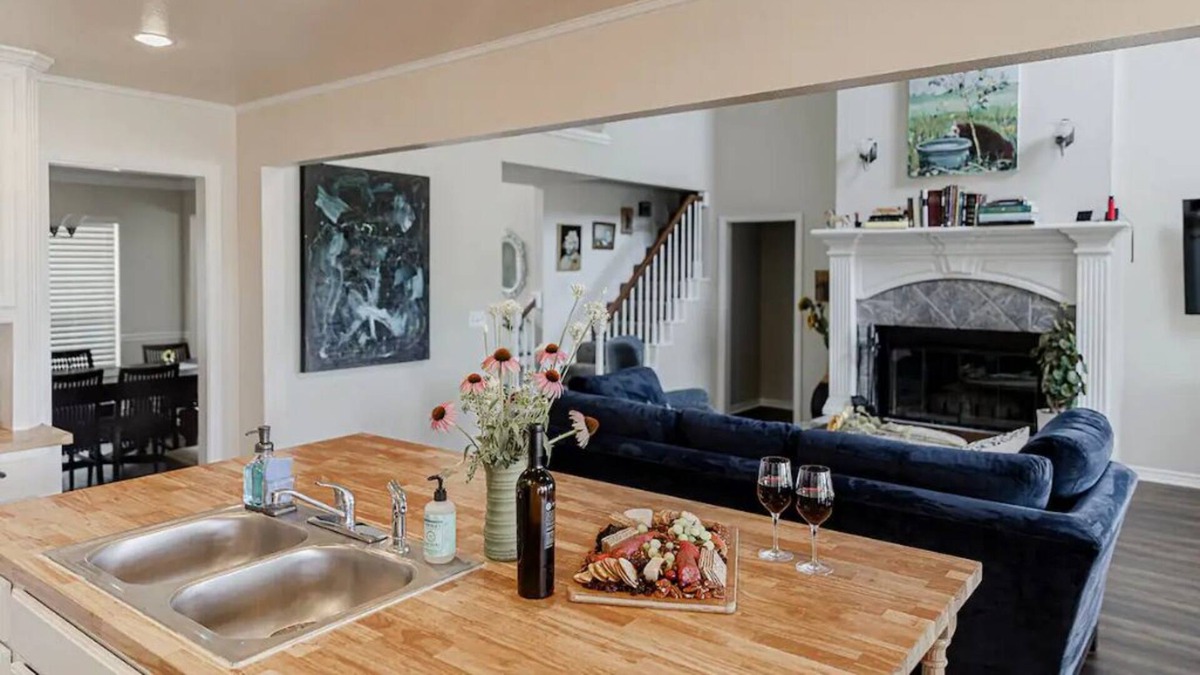 Center Point House | NEAR GUADALUPE RIVER-HOT TUB🛁-25 PRIVATE ACRES- DARK SKY FRIENDLY-SOLAR ECLIPSE