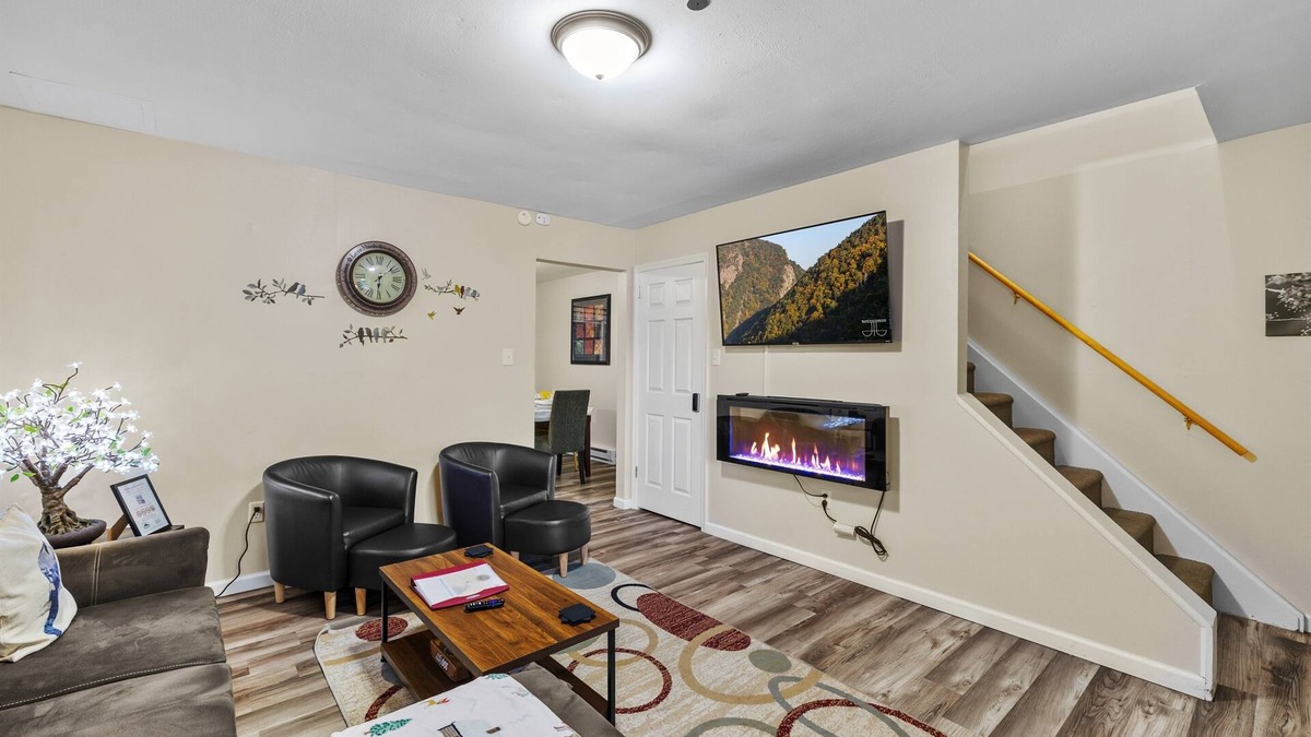 Saylorsburg House | Near Hiking & Water Parks!*Dogs OK*Wi-Fi*Fireplace