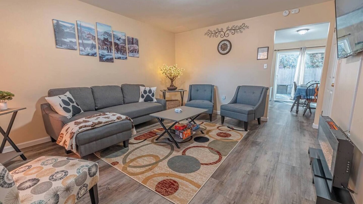 Saylorsburg House | Near Hiking & Water Parks!*Wi-Fi*Fireplace*Patio*