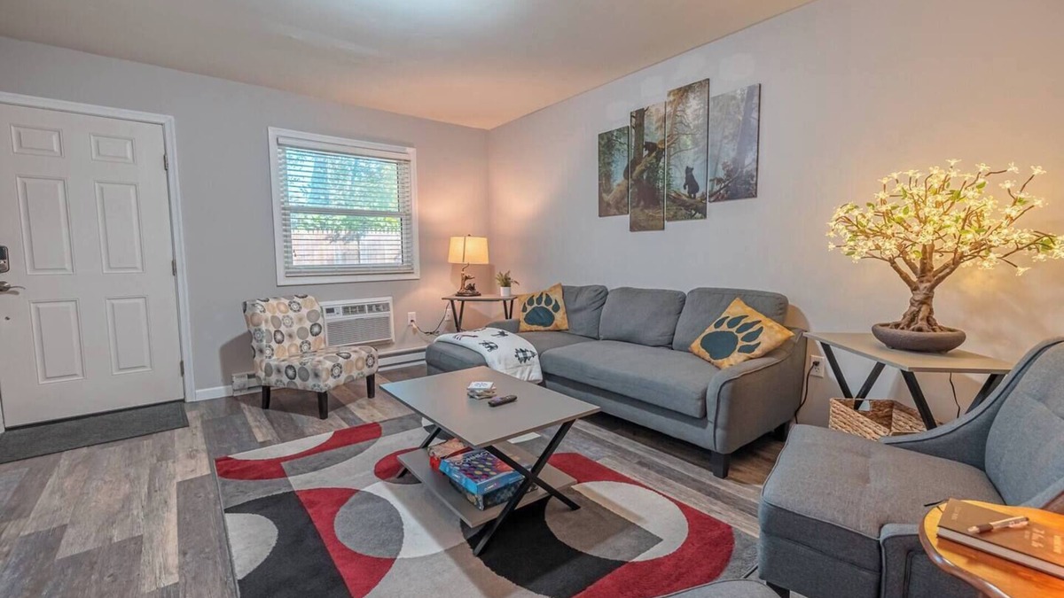 Saylorsburg House | Near Hiking & Water Parks!*Wi-Fi*Fireplace*Patio*
