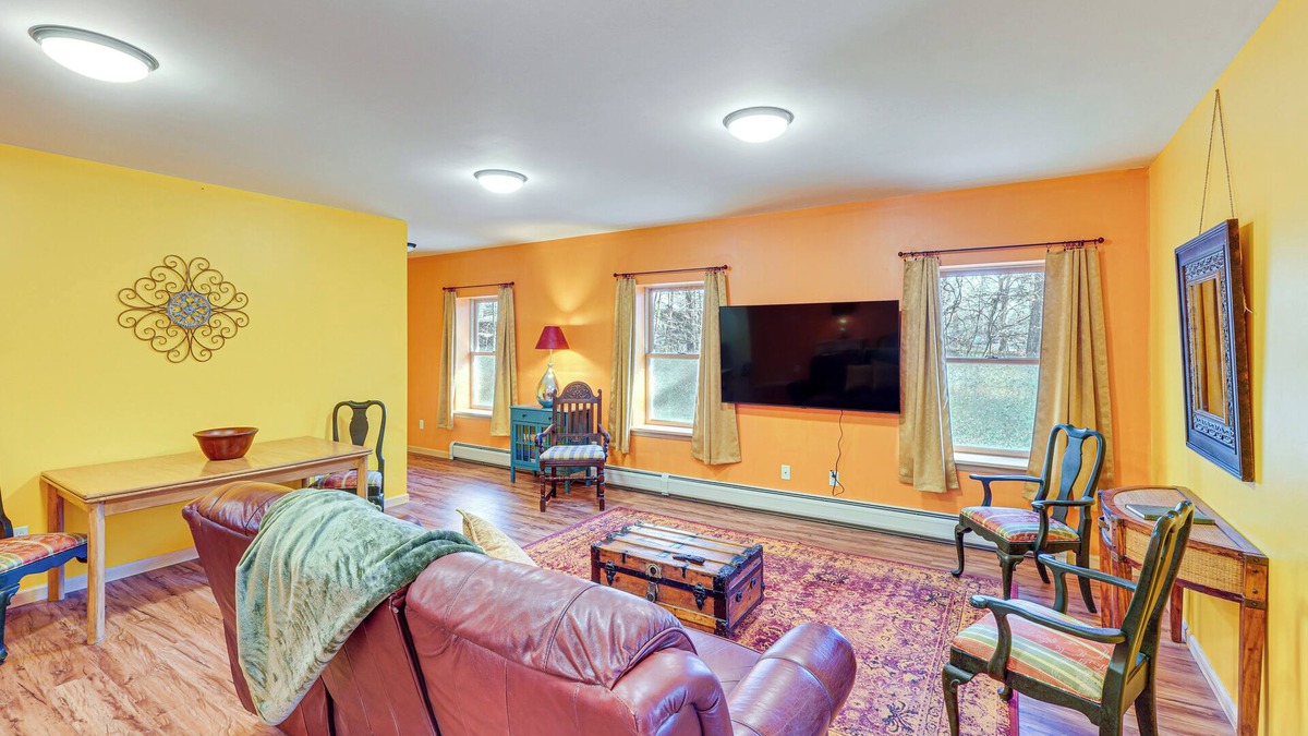 Hyde Park Apartment | Near Historic Sites: Bright Hyde Park Guest Suite