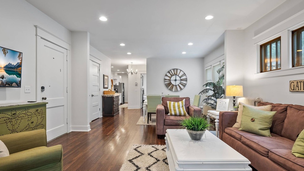 Union Park Apartment | Near hospitals, colleges, event centers! New king bed, love pets & free parking!
