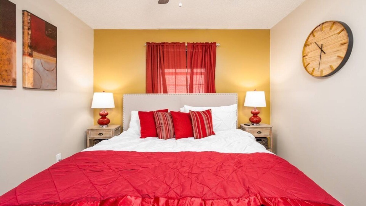 Pineville Apartment | Near Hospitals | P&G | 3 TVs | King 🛏 | PetsOK🐩