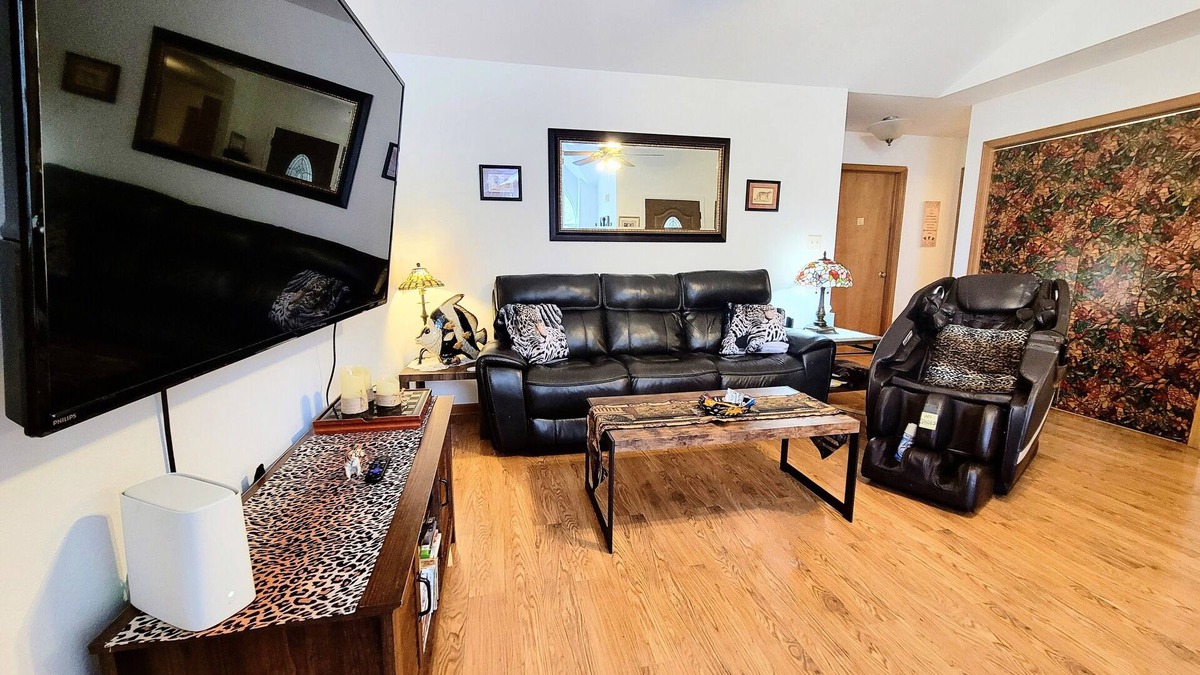 Lawrence House | Near I-70, disabled accessible, MESSAGE chair, king bed, garage, Xbox fun