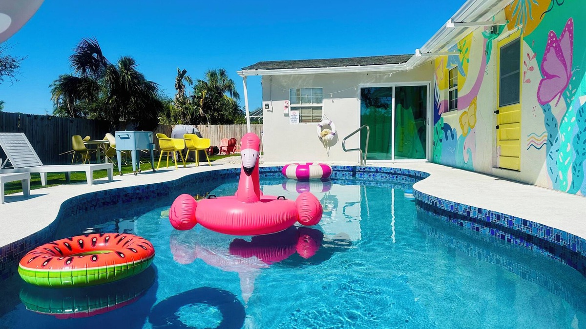Whitfield House | Near IMG! Free Heated Pool, Fire Pit, Golf, BBQ, Arcade Games!