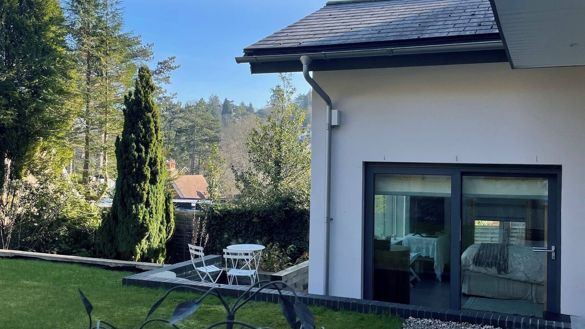 Caterham Apartment | Near junction 6 M25, Gatwick Airport M23, London zone 6, next to Caterham School
