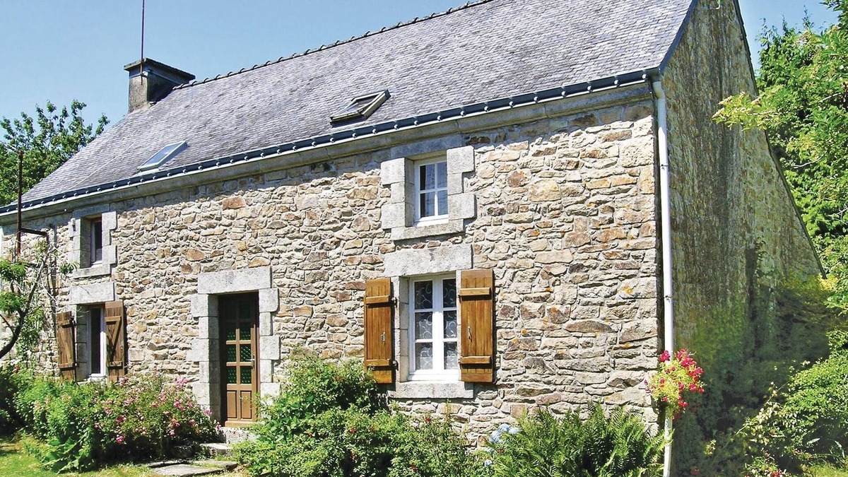 Lanvaudan House | Near Lorient, this comfortable and traditional stone house benefits from a quiet location on the edg