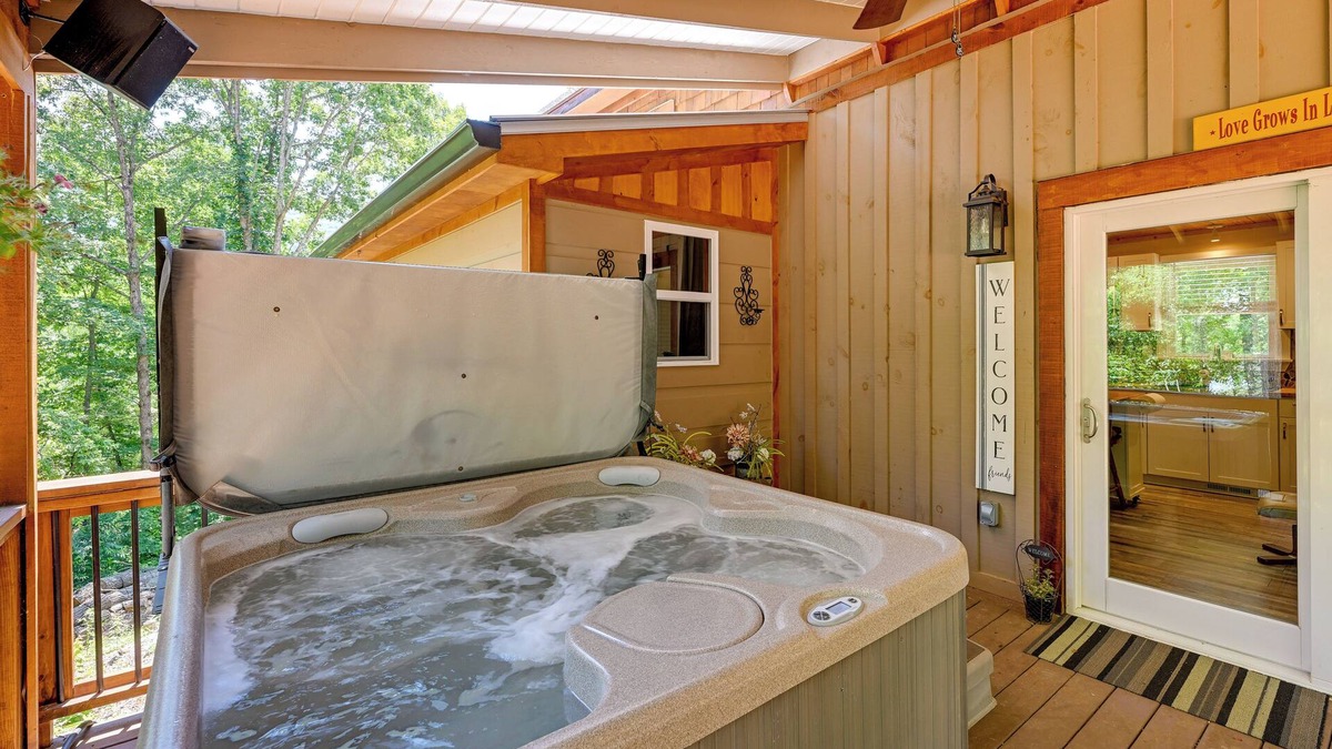 Hiawassee Cabin | Near Main Street w/Hot Tub: Retreat in Hiawassee!