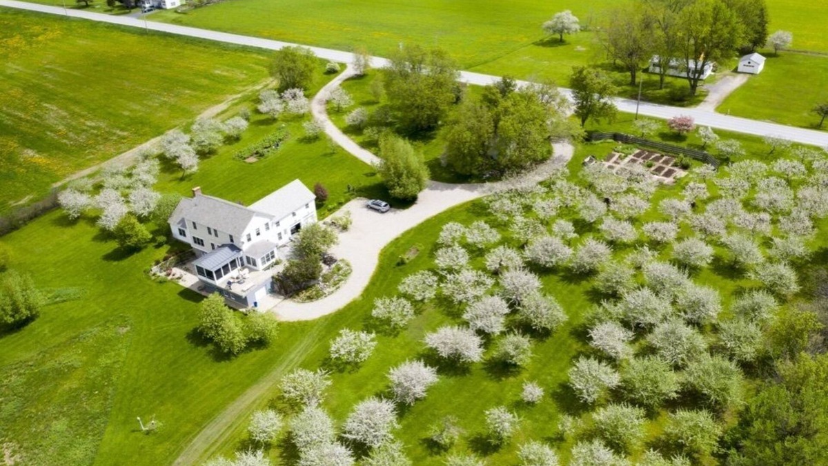Whiting Apartment | Near Middlebury, VT vicinity with 360° mountain views from organic apple orchard