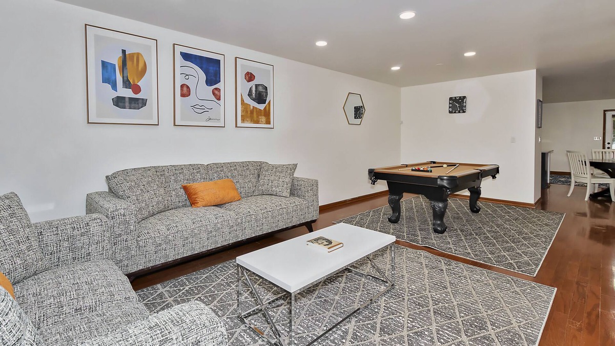 Round Lake Beach House | Near Naval Base! Modern Ranch Getaway w. Pool Table, Netflix, Games, Desks!