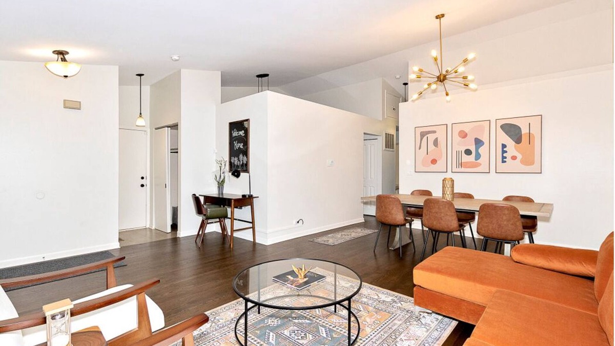 Mundelein House | Near Naval Base! Stylish Getaway w Netflix, Games, WiFi