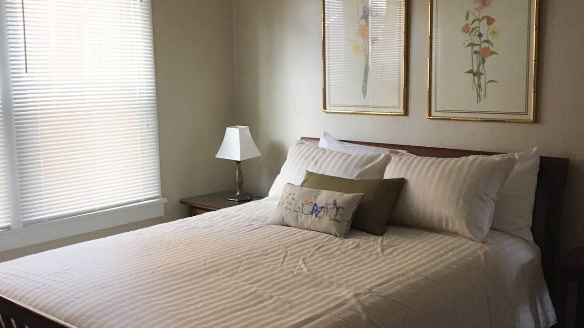 Forest Hills Apartment | Near Oakland, DT, Monroeville,Traditional decor, Off-Street parking, US OPEN 532