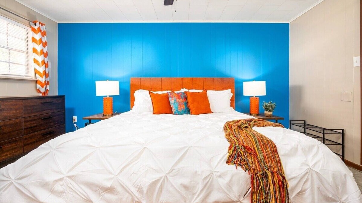 Pineville Apartment | Near P&G | Cleco | 55" 4K TV| King 🛏 | PetsOK🐈