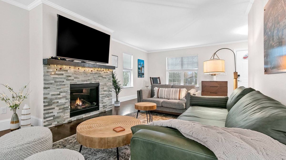 Green Bay House | Near Packers Stadium- Hot tub, screened in Porch and over 3400 sq ft!