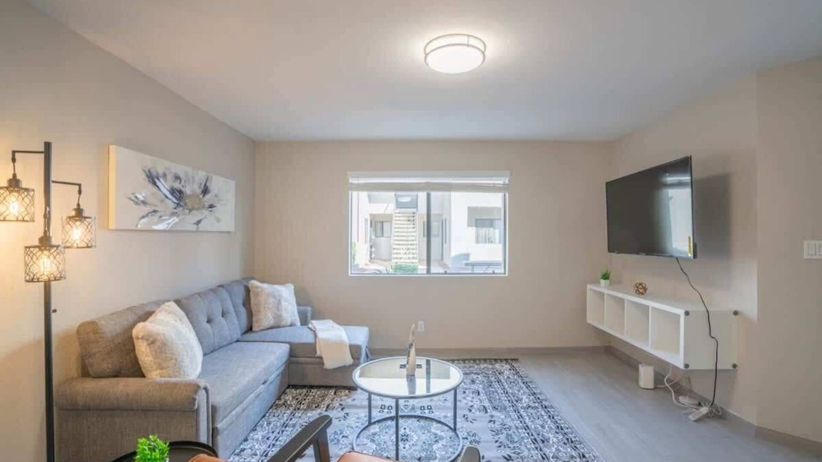 Cox Heights Apartment | Near Papago Park | Pool,Gym,Balcony,W/D,Parking
