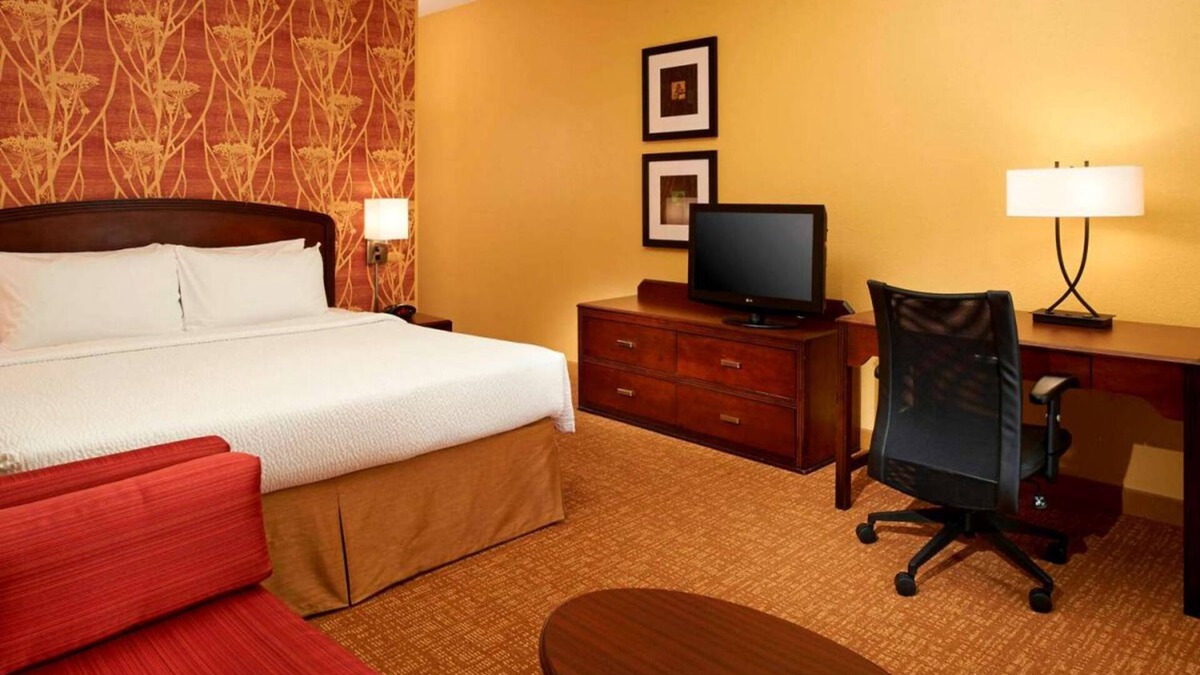 West Dundee Resort | Near Raceway Woods Forest Preserve! Indoor Pool w/FREE Parking, Pet-Friendly!