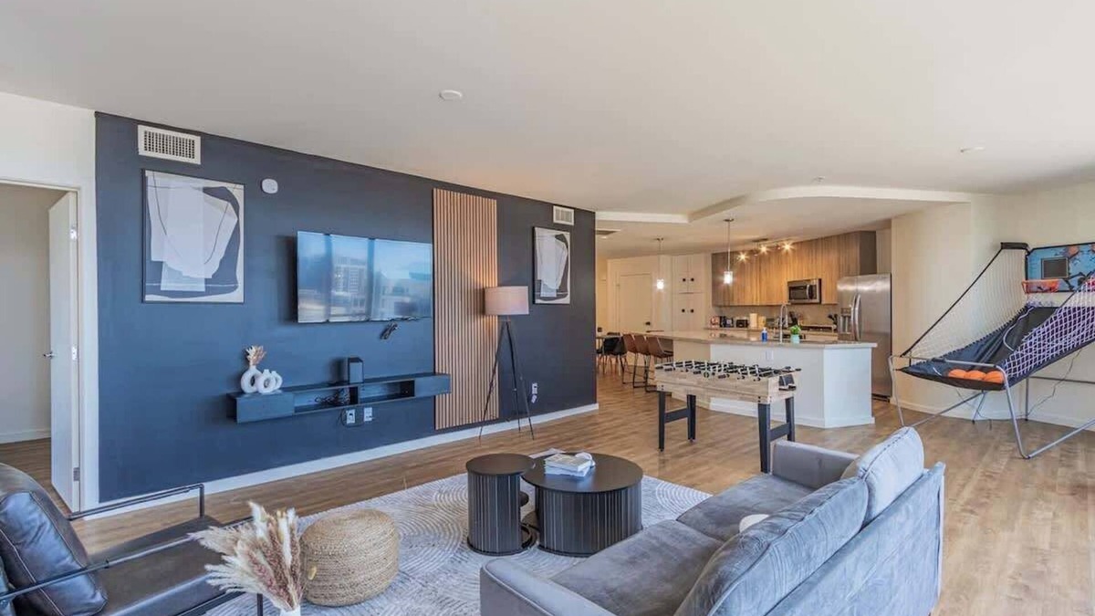 Downtown Phoenix Apartment | Near Rail Station | Balcony,Pool,Gym,W/D,Parking