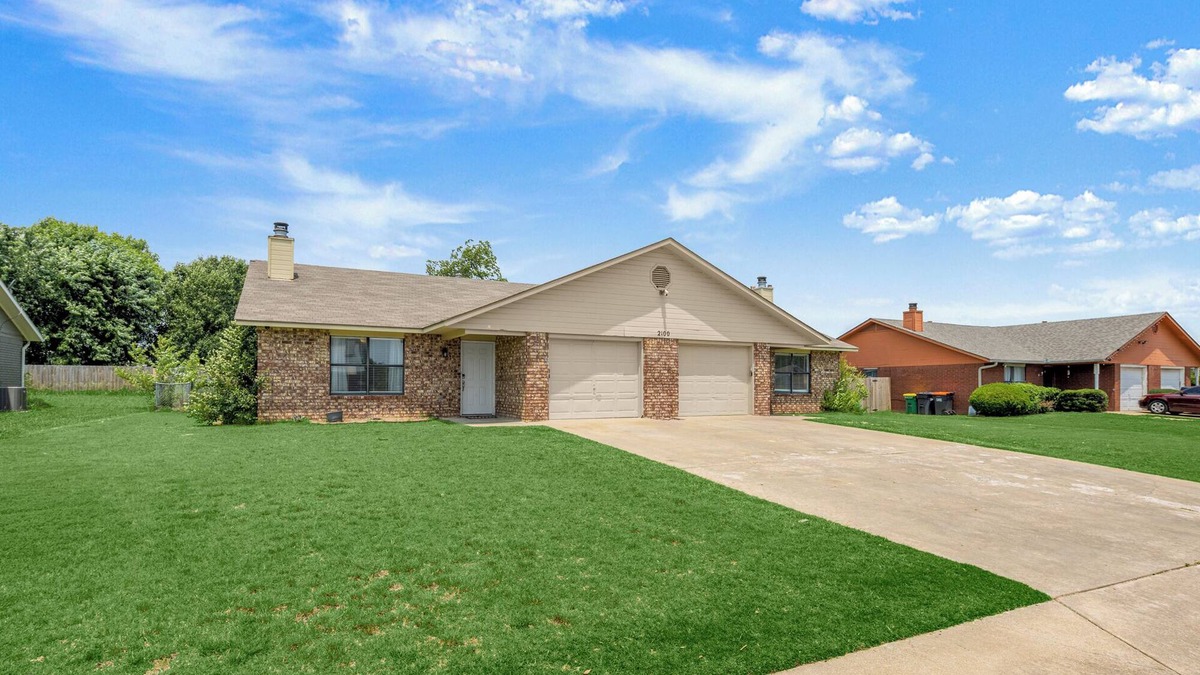 Springdale House | Near Razorback Stadium & Attractions, Firepit