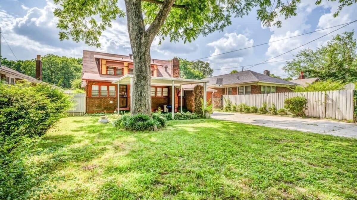Vollintine-Evergreen House | Near Shopping & Dining- Magic in Midtown- Unit B