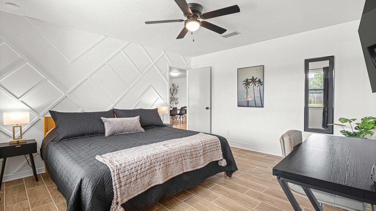 Ocala House | Near Silver Springs & Downtown, with 3 King Size Beds & garage game room!