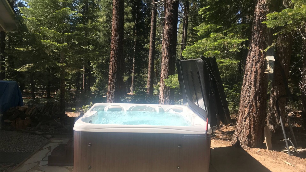 Pioneer Trail House | NEAR SLOPES AND LAKE! Rustic, Cozy, Renovated, Unique, Modern, hot tub!