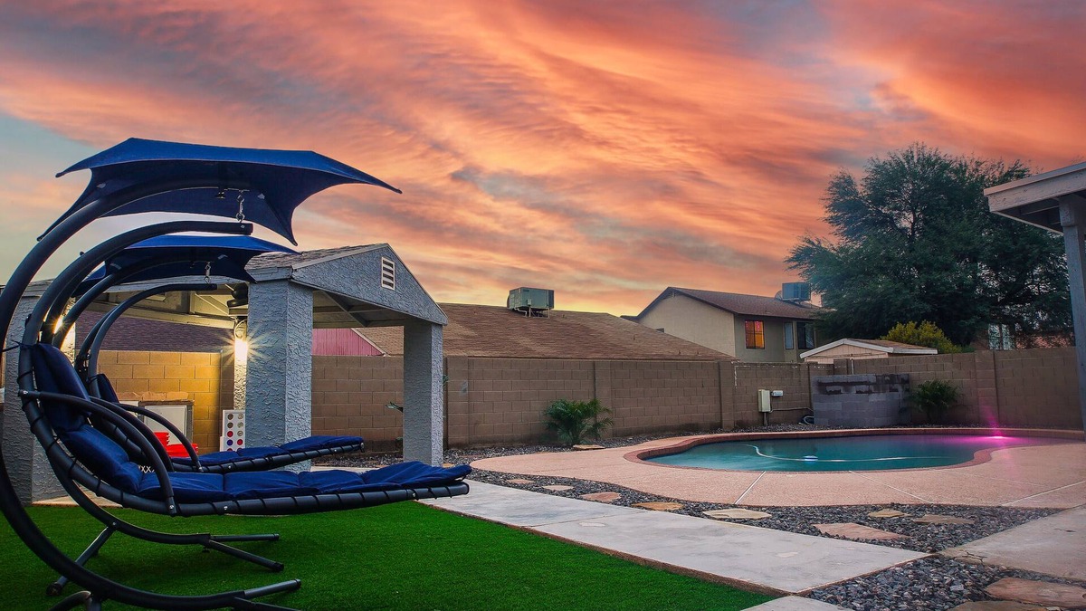 Maryvale House | Near Stadiums, Sleeps 10 and Pet Friendly Too!