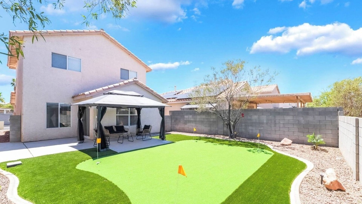 Silverado Ranch House | Near Strip & Airport - 3BR + Golf