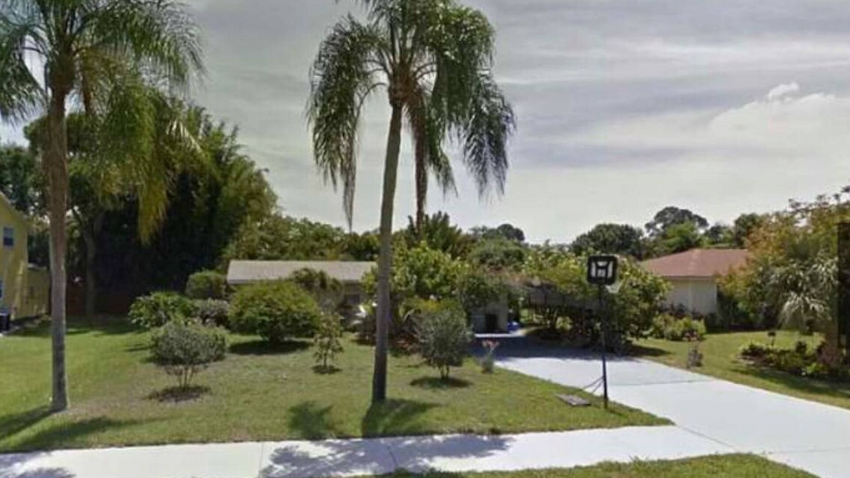 Palm City House | Near Stuart Sunset family & pet friendly home