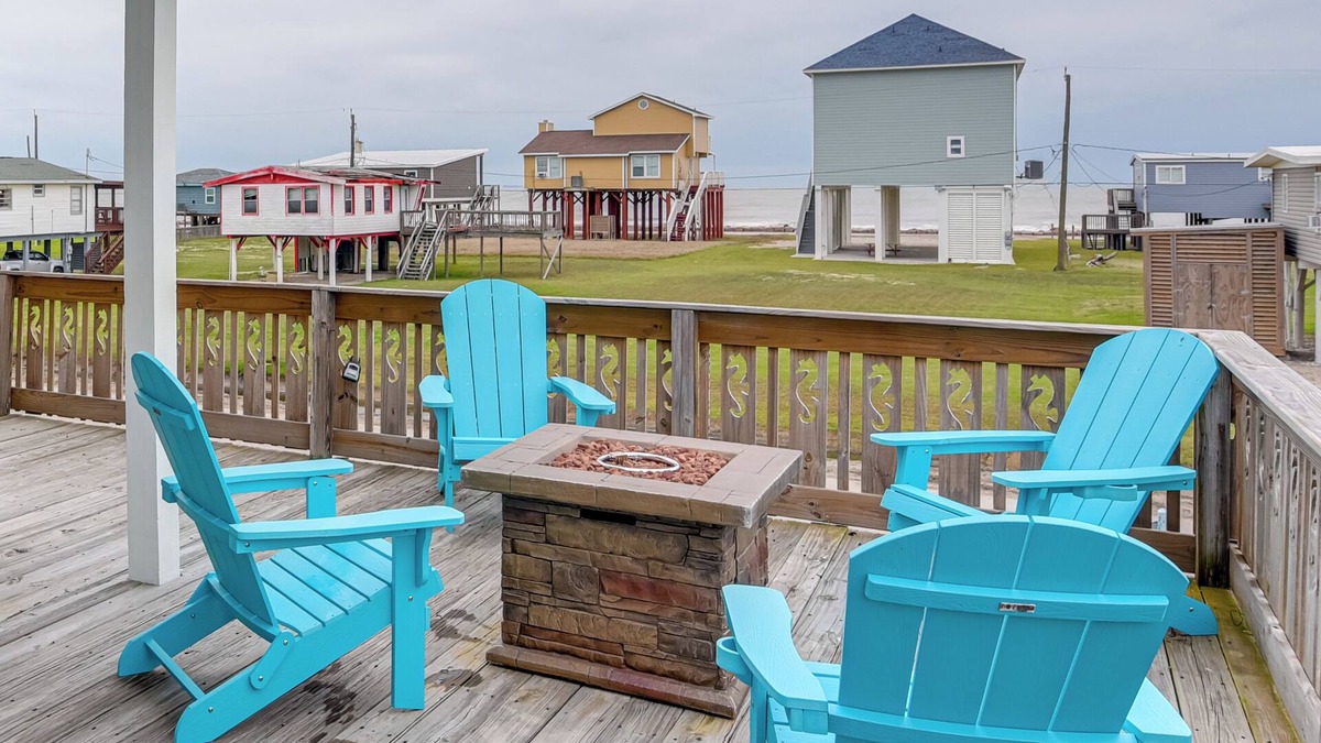 Surfside Beach House | Near Surfside Jetty County Park: Home w/Deck!