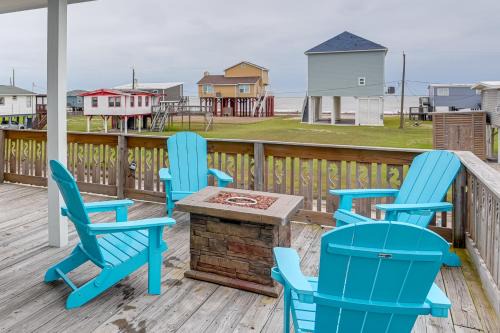 Surfside Beach House | Near Surfside Jetty County Park Home with Deck!