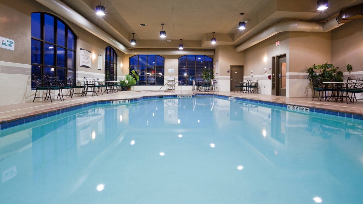 Franklin Condo | Near the Airport | Free Breakfast + Pool and Hot Tub