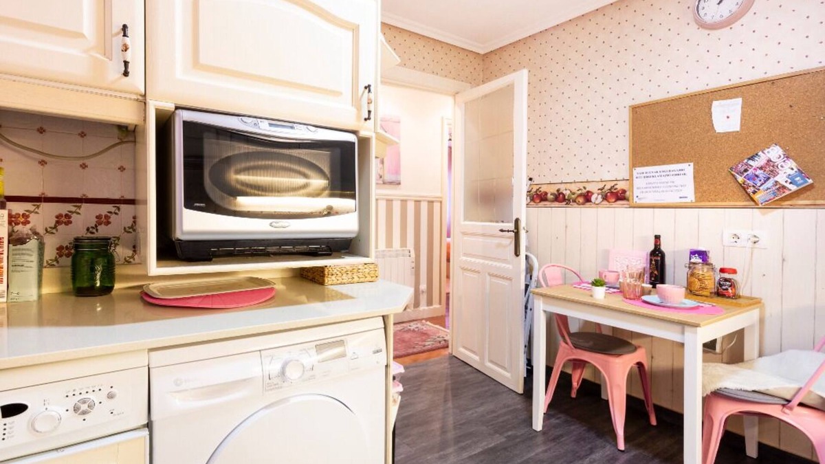 Las Arenas Apartment | Near the beach and Bilbao Lolita Pink apartment, 2 bedrooms and 1 bathroom