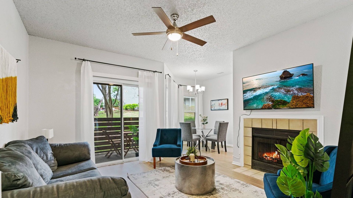 Milwood Apartment | Near the Domain | 2 BR Private Balcony | Fireplace