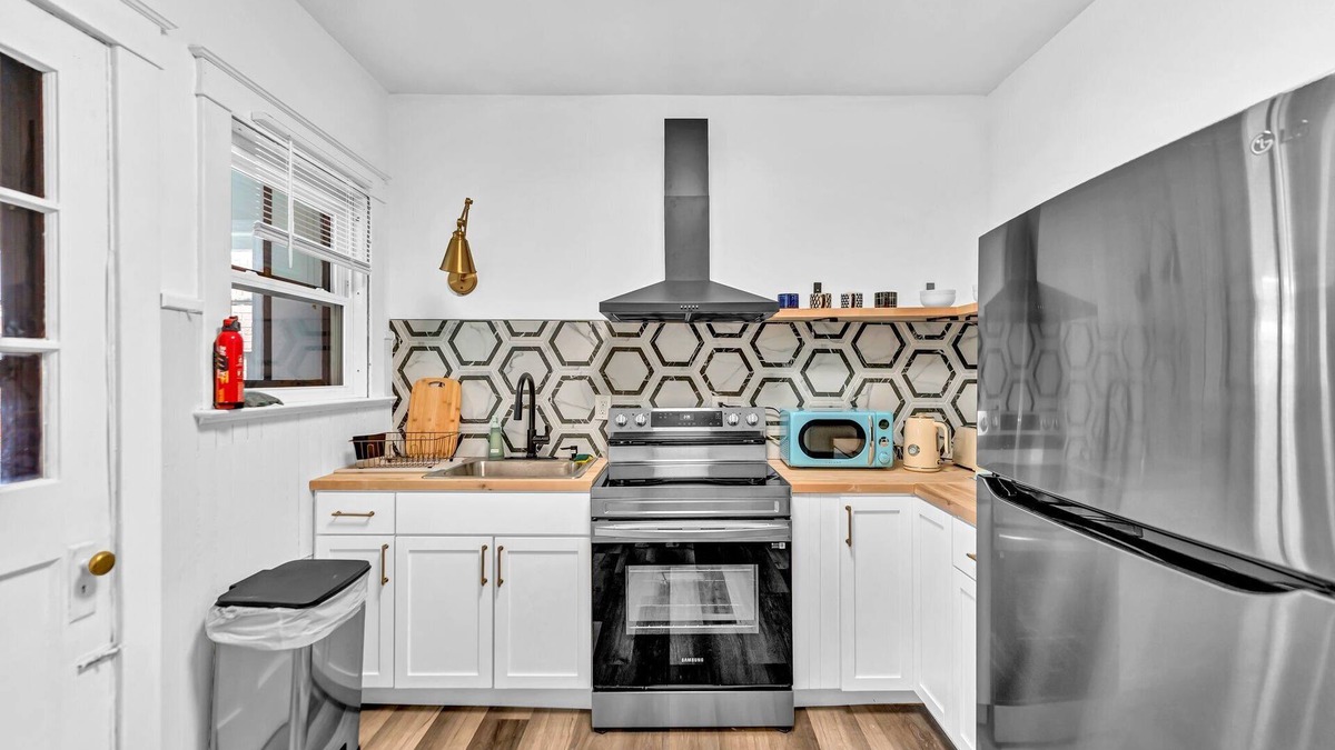 Niagara Falls House | Near the falls-Office, Arcade, record player, parking, A/C 500mbps