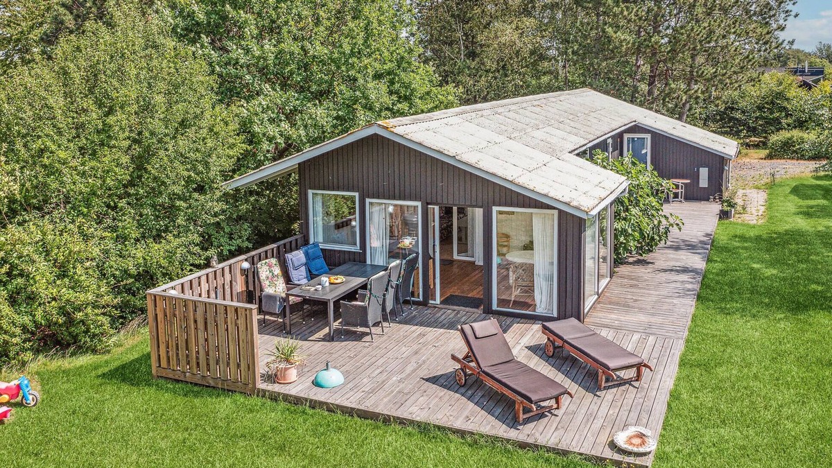 Store Kongsmark House | Near the sandy beach, this practical vacation home welcomes you.