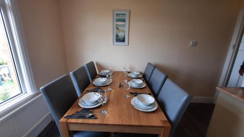Burnham-on-Sea Apartment | "Near to the Beach "- 2 bedroom Flat Sleeps up to 5