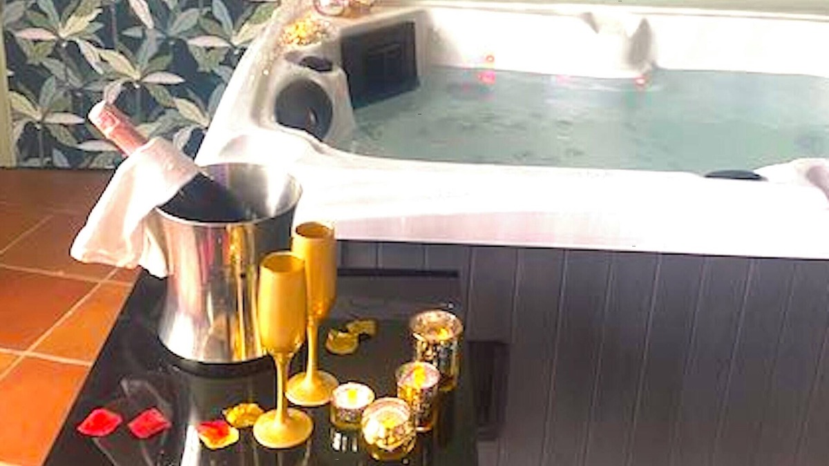 Verfeil Apartment | NEAR TOULOUSE LOVE ROOM ROMANTIC LOFT WITH PRIVATE SPA AND POOL