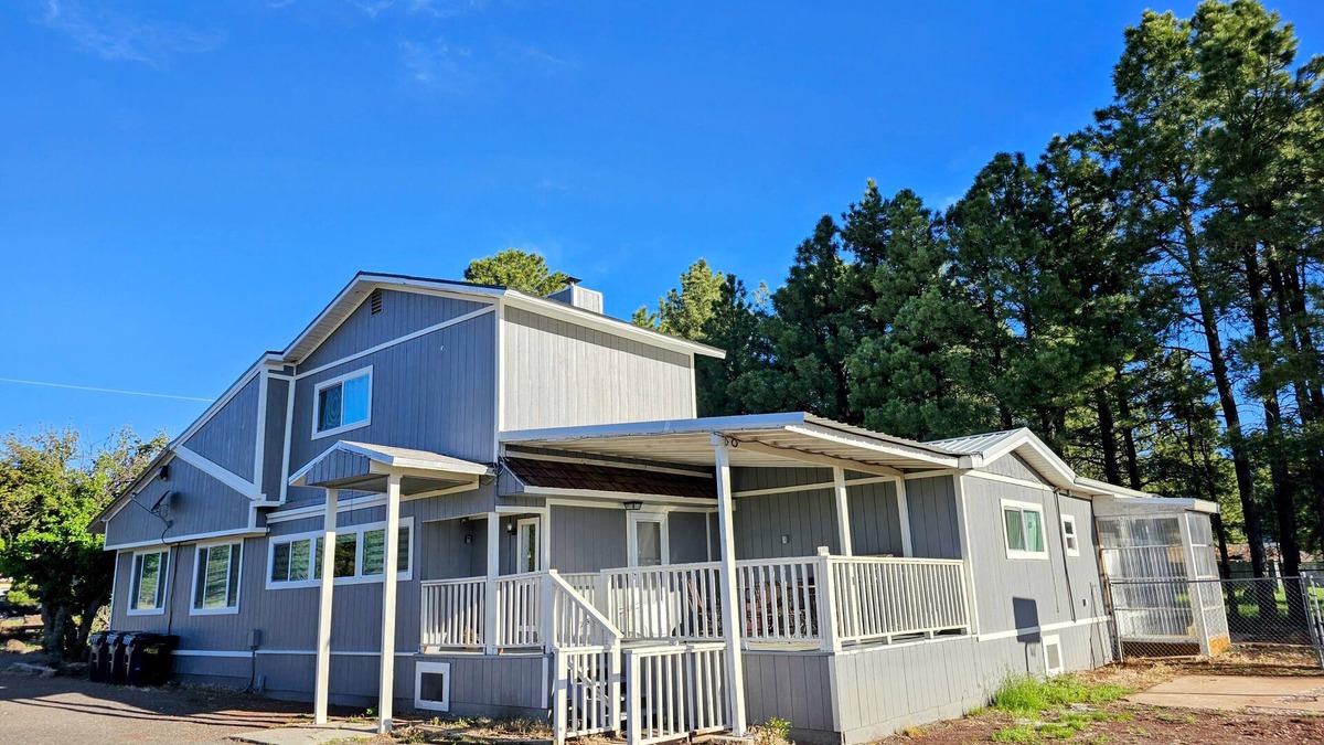 Williams House | Near town, Golf & Lake, 3133 sqft,1.9 ACRE, 6 BD w/4 kings, 4BA, game room, HVAC