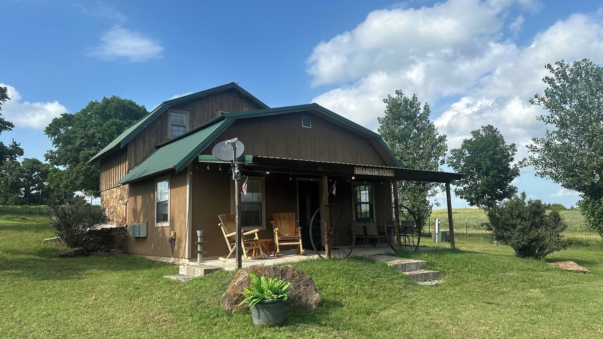 Hennepin House | Near Turner Falls, Arbuckle Lake, Chickasaw National Park, & CrossBar Ranch.