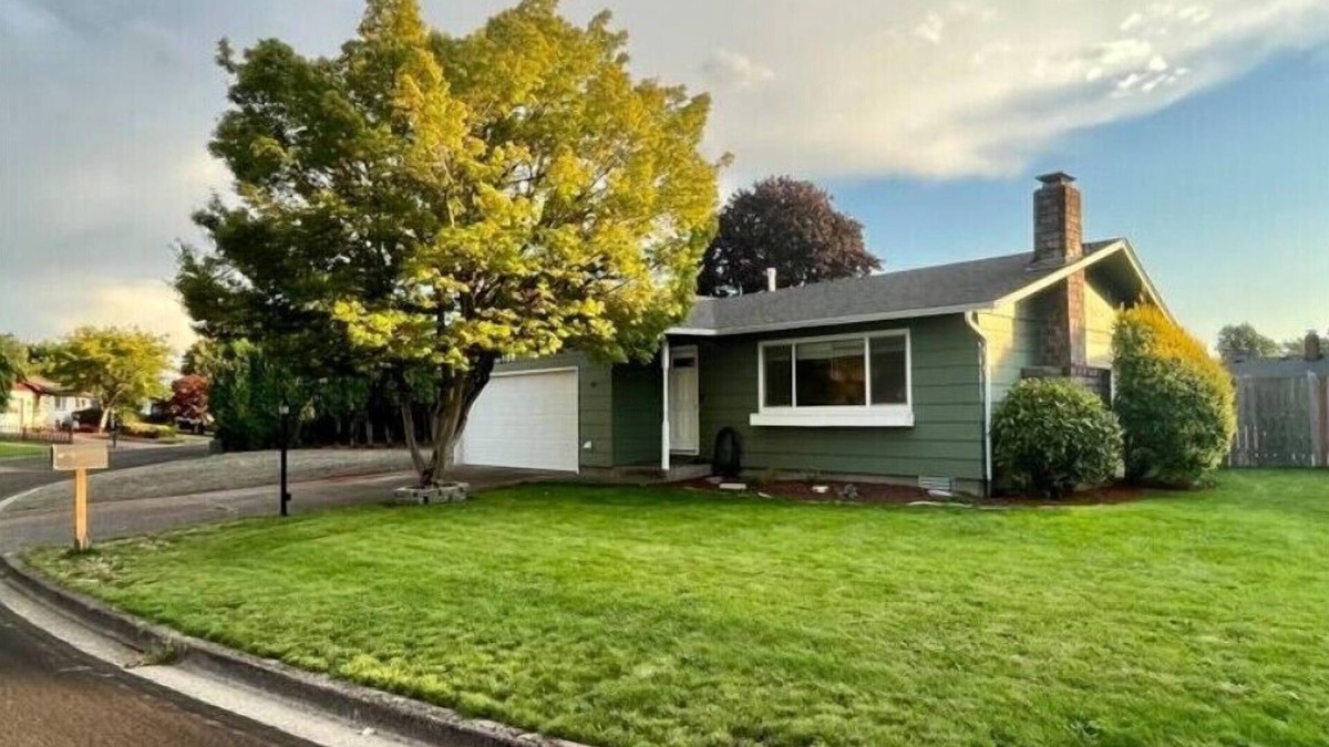 Springfield House | Near U of O, pets welcome!