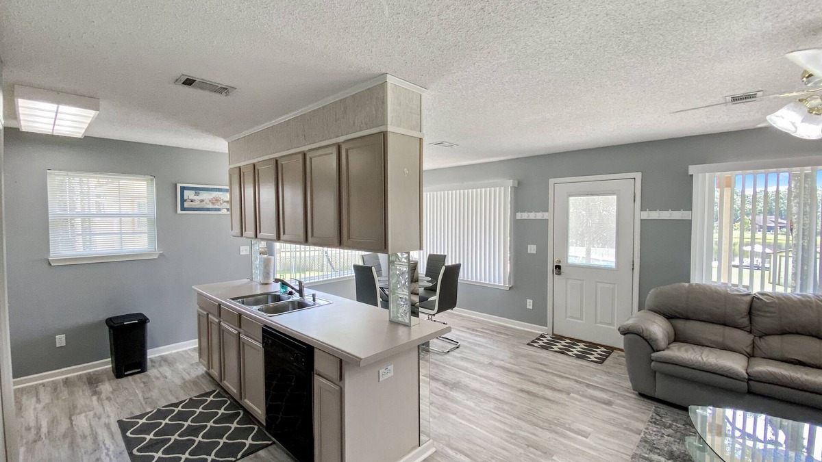 Brent House | Near UWF/Hospitals/PSC. Pool & Lakefront!-Ask about the Winter deals