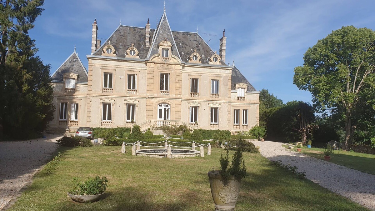 Amazy House | Near Vezelay and the Morvan lakes, in the peace and quiet of the Château's grounds