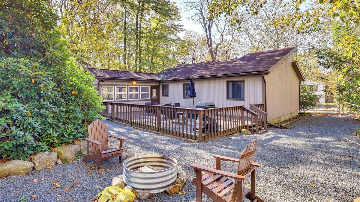 Tobyhanna Cottage | Near Water Parks: Pet-Friendly Tobyhanna Getaway!